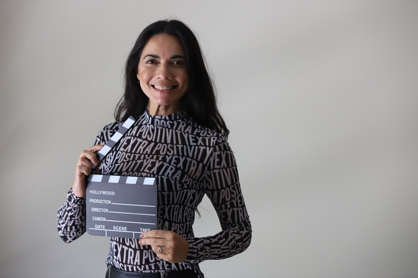 Adriângela con claquete de cine